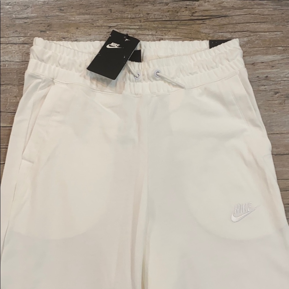 Nike - Picture 2 of 7